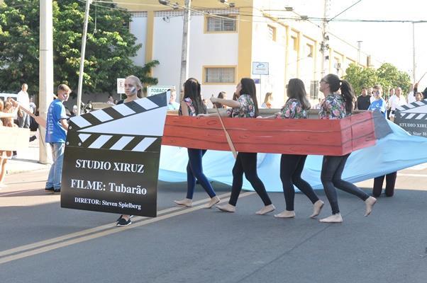 Xiruz abriu desfile na tarde de domingo