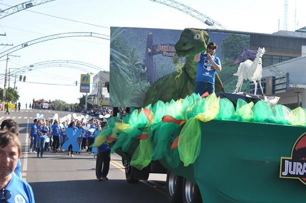 Xiruz abriu desfile na tarde de domingo