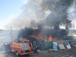 FOTOS: Área pega fogo no bairro Santa Vitória em Santa Cruz