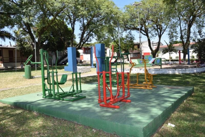 Prefeitura revitaliza praças e parques em Santa Cruz 