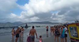 Helicóptero cai no mar próximo a banhistas em Santa Catarina