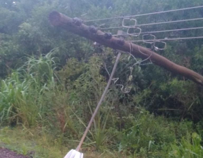 Queda de postes deixa mais de 50 famílias sem luz em Linha Travessa